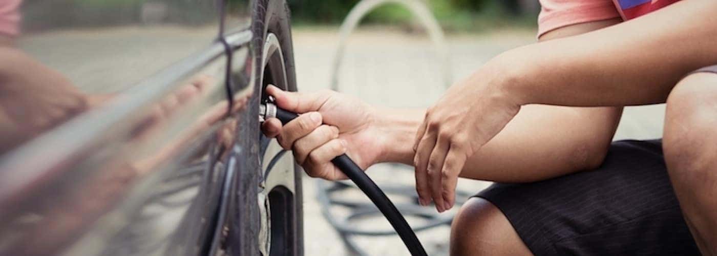 Man checking tire pressure_116767146