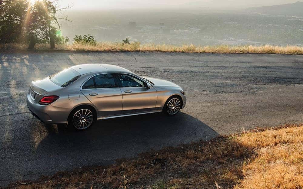 MB Clase C 2020 en una colina