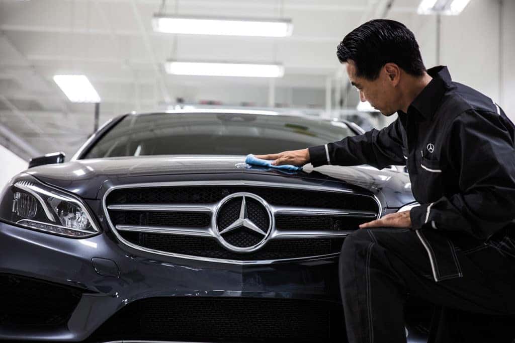 Técnico detallista de automóviles Mercedes-Benz