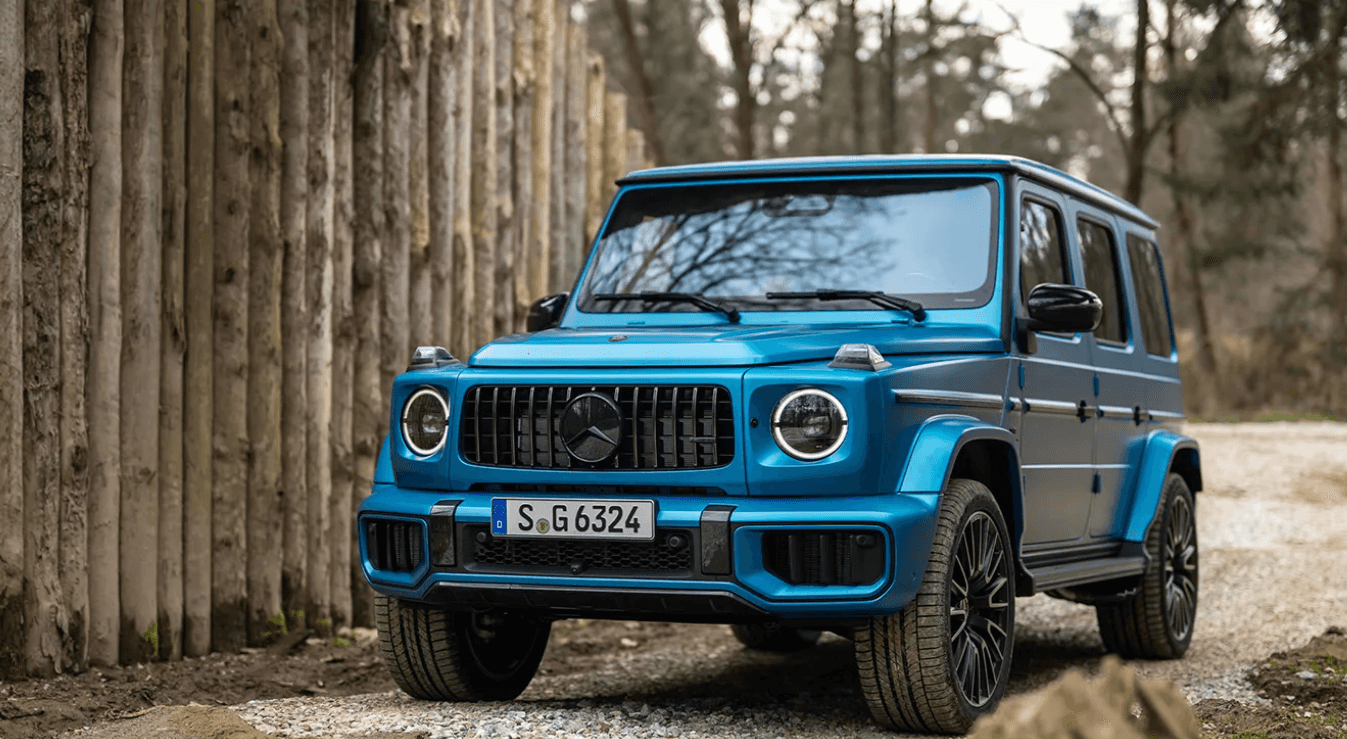 Un Mercedes-Benz G-Wagon azul claro de 2025 aparcado en un camino de grava