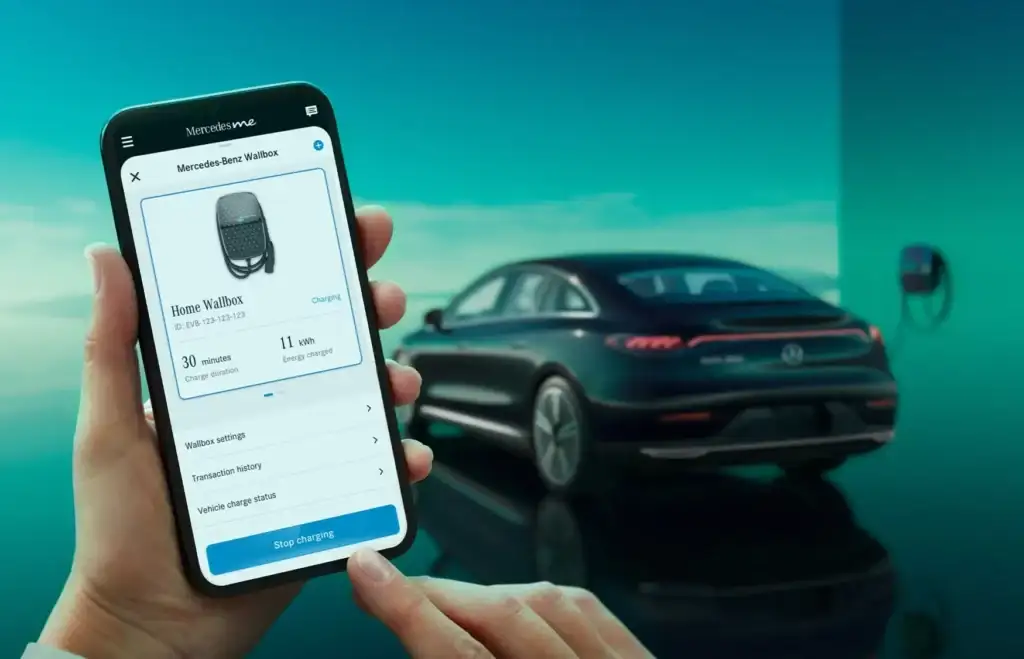 Propietario de un Mercedes-Benz EQE Sedán viendo cómo se carga su coche en un Home Wallbox