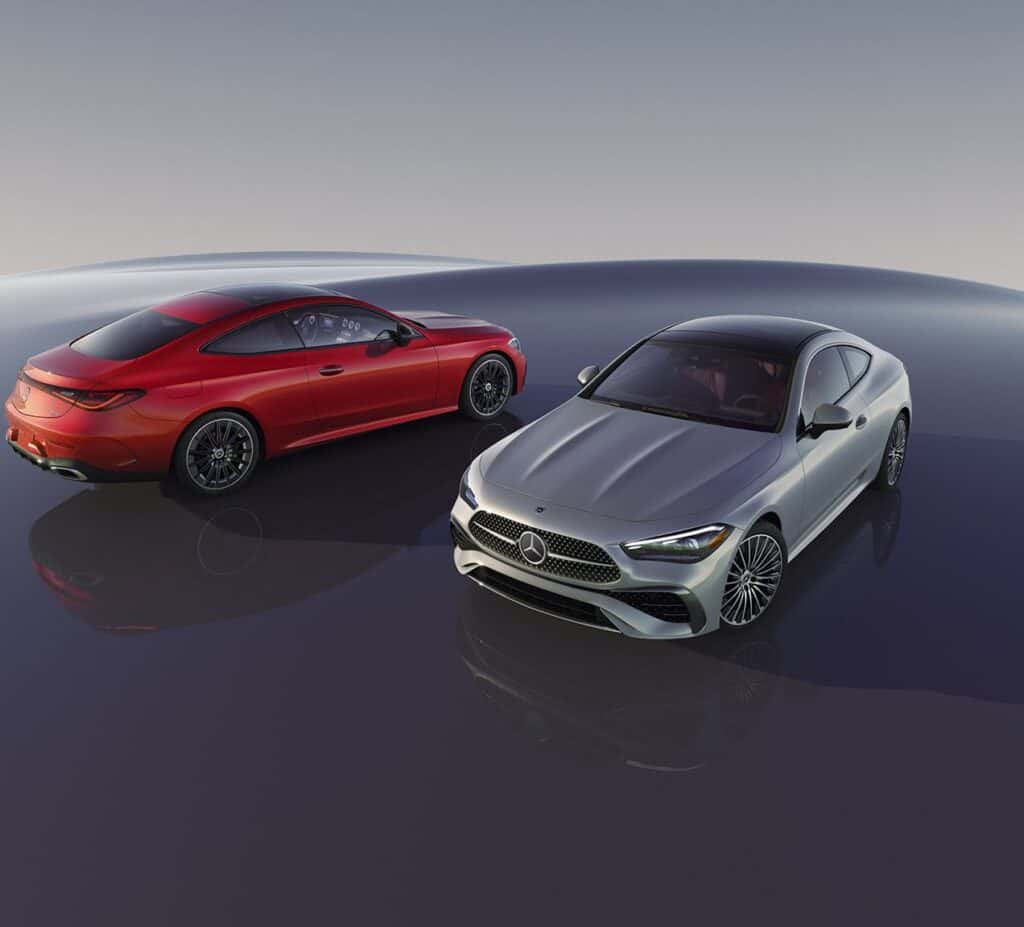 Un Mercedes-Benz CLE rojo y otro plateado del año 2026 aparcados uno al lado del otro.