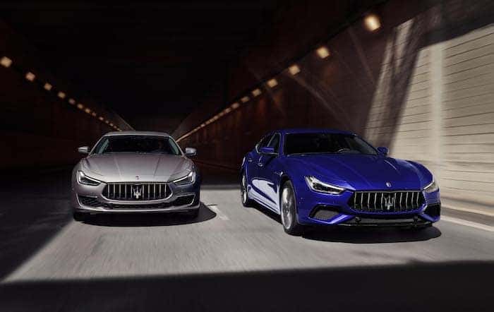 A 2020 Maserati Ghibli GranLusso and GranSport in motion emerging from a tunnel. / Une Maserati Ghibli GranLusso 2020 et une GranSport 2020 qui émergent d’un tunnel.