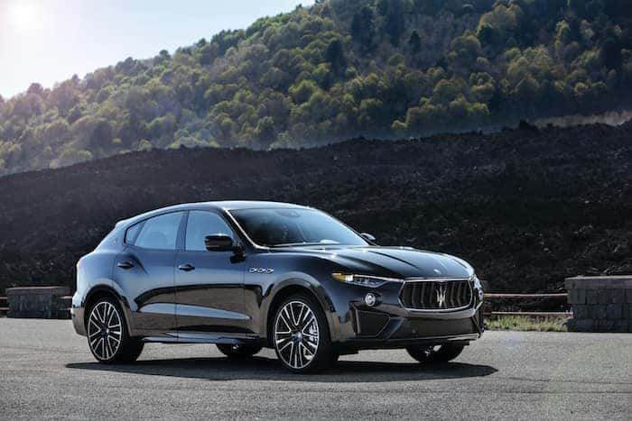 Front three-quarter view of the 2020 Maserati Levante Trofeo (environment). / Vue avant de trois quarts de la Maserati Levante Trofeo 2020 (environnement).