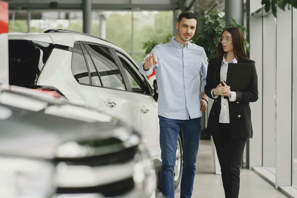 man car shopping with a sales advocate