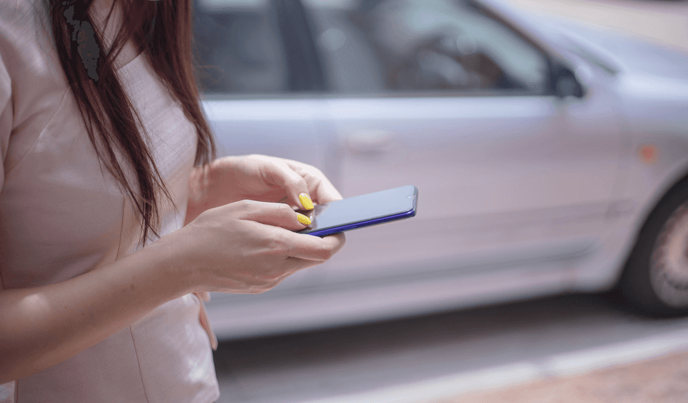 To sell your car, you're in charge of communicationlike this woman typing on her phone